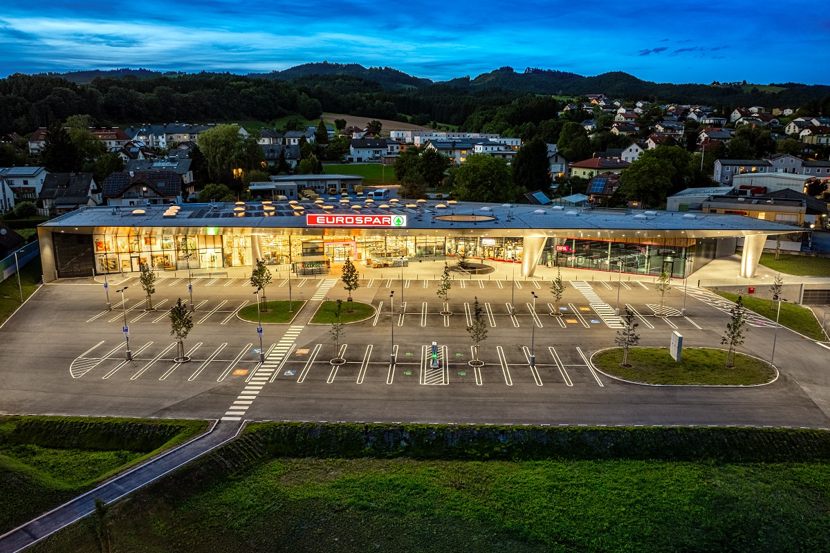 bilder/referenzen/FMZ_Grein/Architekturfoto_ES_Grein_Drohnenaufnahme_2024.jpg